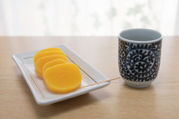 日本の伝統的な漬物たくあんと日本茶