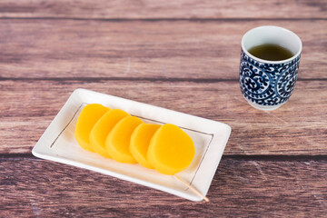 日本の伝統的な漬物たくあんと日本茶