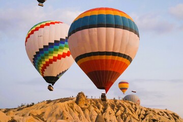 Obraz premium Balloons flying over the rocks in Cappadocia