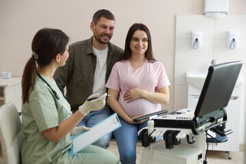 Obraz premium Pregnant couple attending prenatal ultrasound examination in clinic