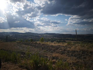 Vista dalla collina nelle Marche in Italia