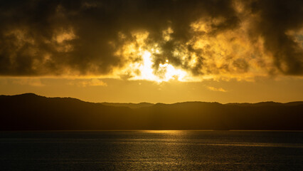 Obraz premium 夏の奄美大島の日の出風景。