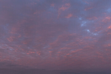 Stimmungsvolles Abendrot und leuchtende Wolkenfelder am Abendhimmel
