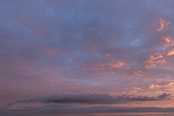 Stimmungsvolles Abendrot und leuchtende Wolkenfelder am Abendhimmel
