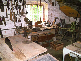 Der Innenraum einer alten Schmiede