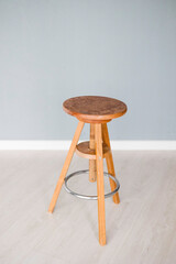 Taburete de madera en sal&oacute;n vacio