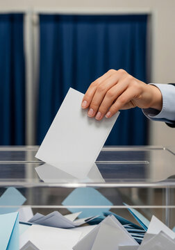 Bulletin de vote ins&eacute;r&eacute; dans l'urne