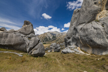 ニュージーランド　カンタベリーのキャッスル・ヒル / クラ・タフィティにそびえる巨岩と点在する岩