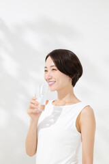 笑顔で水を飲む女性