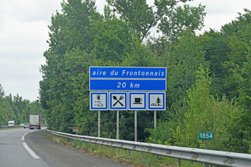 Panneau le long de l'autoroute annonçant l'entrée de l'aire de repos de Frontonnais et les services disponibles. Commune de Castelnau-d'Estrètefonds en Haute-Garonne.