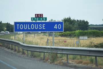 En roulant : Panneau bleu, le long de l'autoroute A62, pour annoncer que Toulouse se situe à 40 km.