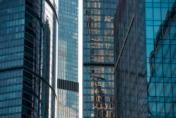 Naklejka premium mirrored windows of the facade of an office building with blue panels