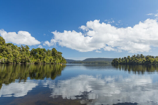 ニュージーランド　ウェスト・コースト地方のフランツ・ジョセフ近郊にあるマプリカ湖の湖畔の風景