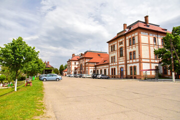 achada central de estación de tren de Teiuș, con arquitectura de ladrillo.Romania