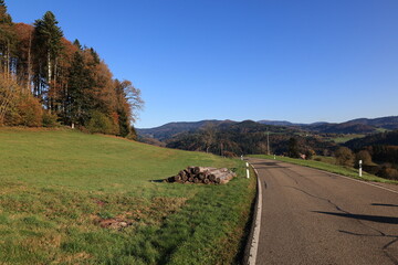 Sonniger Herbsttag bei Steinen im Hochschwarzwald	