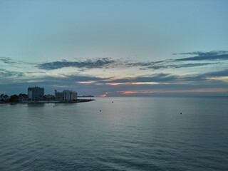 Vista Aérea de la Costa Urbana al Atardecer en el Mediterráneo