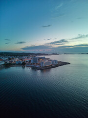 Fototapeta premium Vista Aérea de la Costa Urbana al Atardecer en el Mediterráneo
