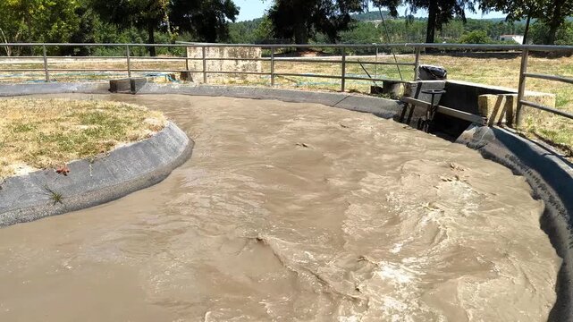 Tratamento de &aacute;guas residuais com um fluxo constante de &aacute;gua em movimento em meio ao canal