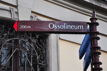 Publiczny znak informacyjny kierujący w stronę Ossolineum - Wrocław. © Pol Badger