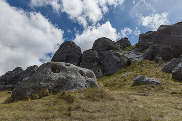 ニュージーランド　カンタベリーのキャッスル・ヒル / クラ・タフィティにそびえる巨岩と点在する岩