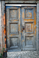 Stare zmurszałe stylowe drzwi.