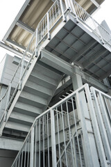 Fototapeta premium 屋外の鉄骨の非常階段