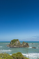 ニュージーランド　ウェスト・コースト地方、ファウルウインド岬にあるオットセイ群落地とタスマン海