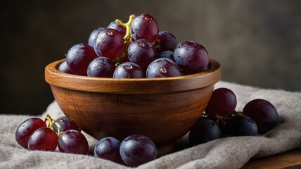 Obraz premium Fresh Red Grapes in a Wooden Bowl
