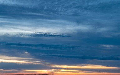 Obraz premium Stunning Sunset Sky With Wispy Clouds And Warm Horizon Glow