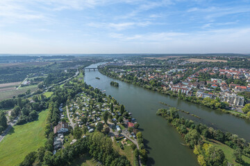 Fototapeta premium Sonniger Spätsommertag im unterfränkischen Maintal bei Kitzingen