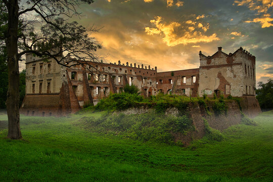 Majestatyczne ruiny zamku w Krupem o zachodzie słońca