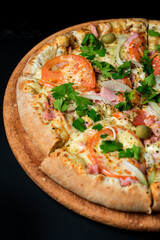 Deliciosa pizza em fundo escuro