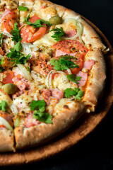 Deliciosa pizza em fundo escuro