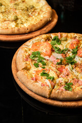 Deliciosa pizza em fundo escuro