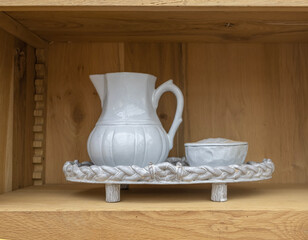 Juego de jarra y cuenco vintage sobre una bandeja decorativa 