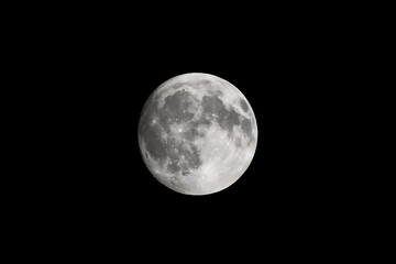 Obraz premium Celestial Elegance: Full Moon Rising in Crystal-Clear Night Sky — A sharp, cratered moon glows against velvety darkness, revealing cosmic depth and atmospheric clarity.