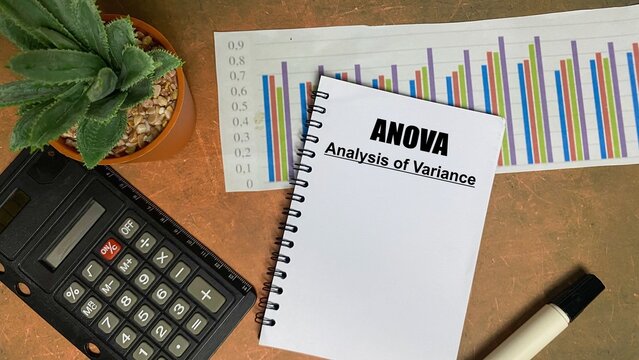 ANOVA - ANALYSIS OF VARIANCE symbol. konsep tulisan ANOVA - ANALYSIS OF VARIANCE pada buku catatan terisolasi pada meja kerja. 