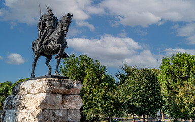 Obraz premium Large statue of the warrior Skanderbeg riding a horse in downtown Tirana, Albania