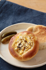 お皿にのせたパン