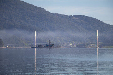 吊り橋と護衛艦せんだい