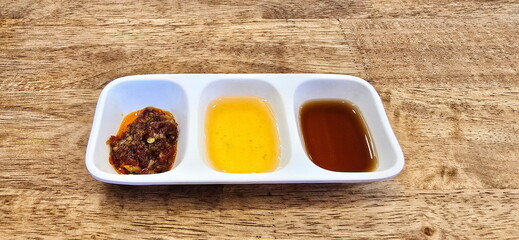 Plastic cups are divided into three types of dipping sauce. Spicy dipping sauce (stir -fried chili paste), plum dipping, white soy sauce. All three types of sauce are eaten with steamed food.
