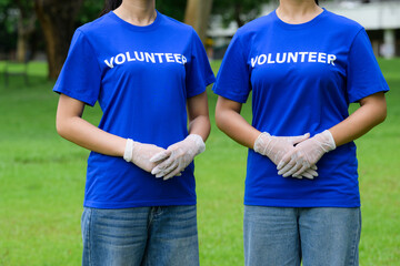 Naklejka premium Volunteers wearing gloves standing in a park