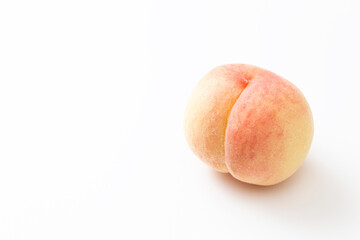 白背景に白桃