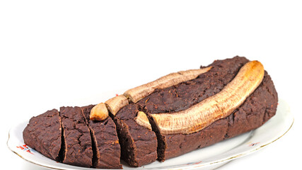 Bananenbrot vor weißem Hintergrund