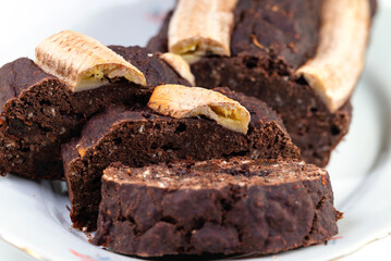 Bananenbrot vor weißem Hintergrund auf einem Teller