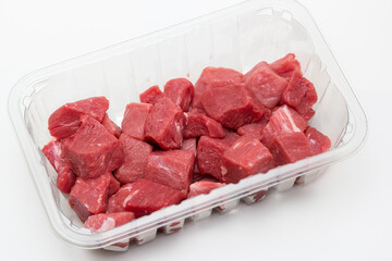 Tarrina de plástico con tacos de ternera para guisar