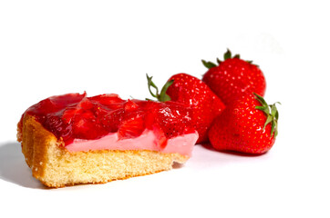 Erdbeertorte und Erdbeeren vor weißem Hintergrund