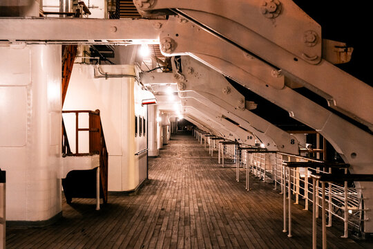 アメリカ　記念艦のキュナード社客船クイーンメリー号のデッキ、甲板　ロサンゼルス　ロングビーチ