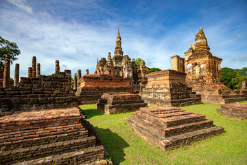Obraz premium View of the ruins of Wat Mahathat temple in Sukhothai Historical Park, Thailand