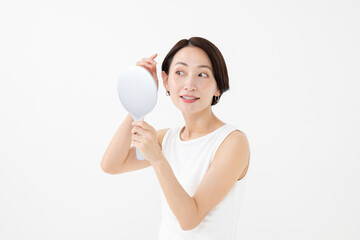 鏡で髪を見る女性